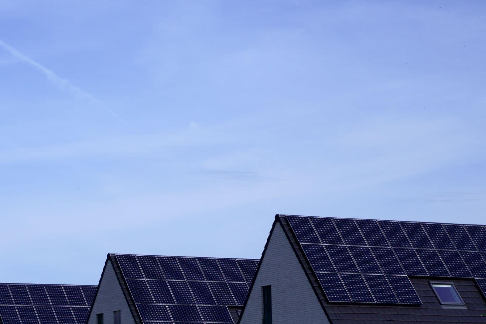 What types of solar projects does SR SOLAR ENERGY complete?